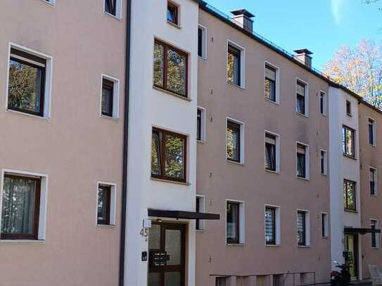 Helle, modernisierte 2-Raum-Wohnung mit Balkon und Einbauküche in Augsburg