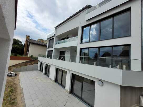 Moderne, neuwertige 2-Zimmer Terrassenwohnung mit Gartenbereich in Amberg nach KfW 40+ Standard