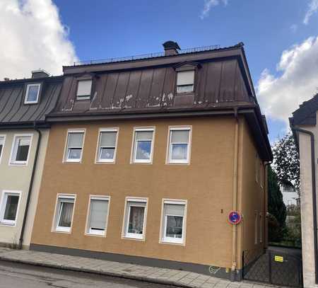 Traunsteiner Stadthaus mit begrüntem Innenhof - 2 Min zum Stadtpl. - 3 Wohnungen - ca 400qm Grundst.