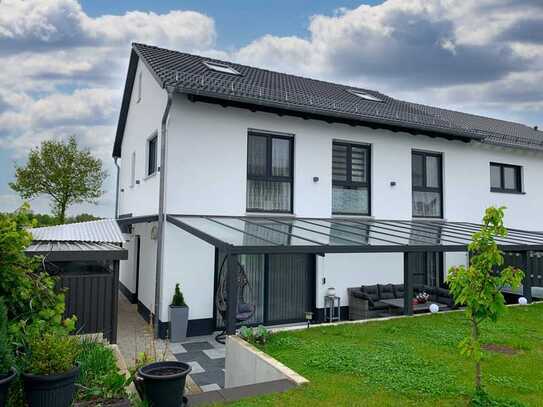 Top ausgestattetes, einseitig angebautes Einfamilienhaus mit großer überdachter Terrasse u. Carport