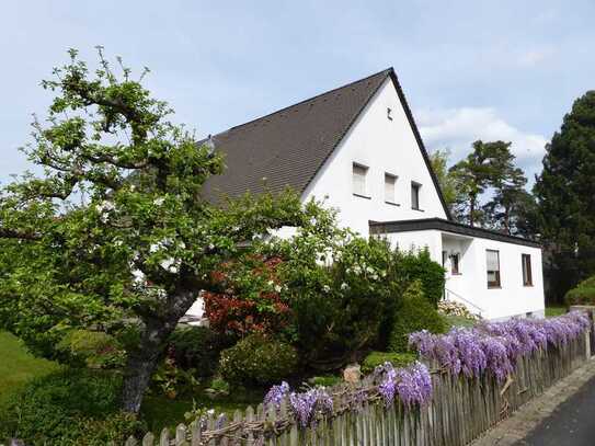 ZIEGELSTEIN-KÜNSTLERVIERTEL: SEHR GEPFLEGTE DOPPELHAUSHÄLFTE MIT GROSSEM TRAUMGARTEN UND GARAGE