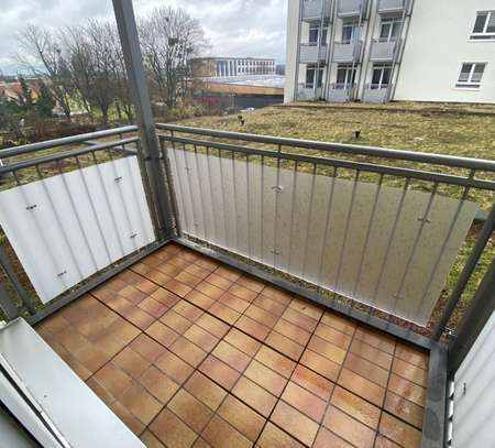 Balkon, Tiefgaragenstellplatz, Aufzug und frisch renoviert