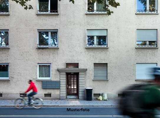 Mehrfamilienhaus mit Anbauten