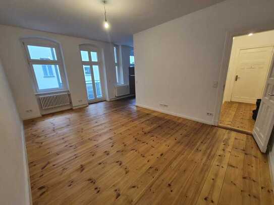 Altbau 1 Zimmerwohnung im HH mit EBK u. Balkon im 2. OG