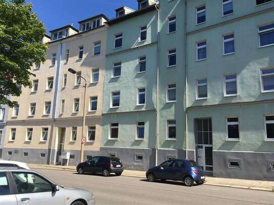 Gemütliche Wohnung mit Einbauküche und Balkon im 1. OG