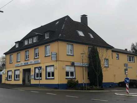 Komplett eingerichtetes Restaurant mit großzügigem Biergarten