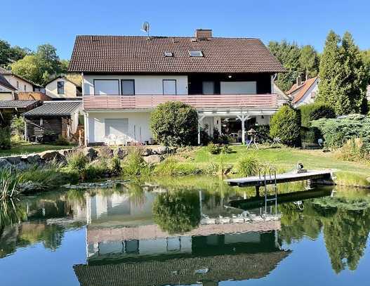 Zweifamilienhaus und Einfamilienhaus auf großzügigem Grundstück - Blick ins Grüne.