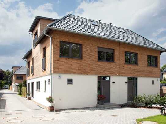 Großes Passivhaus mit Bootsanleger