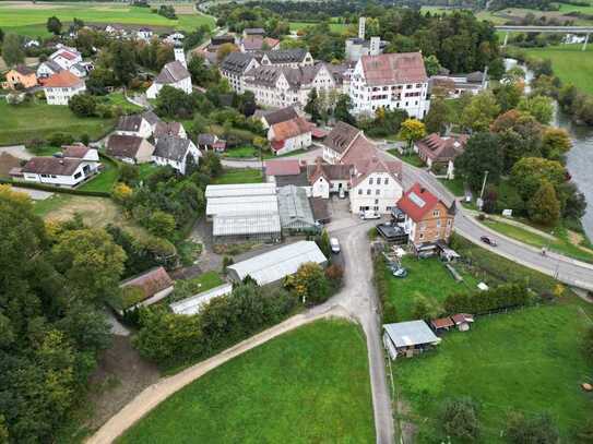 Handwerkerareal mit Gewächshäusern