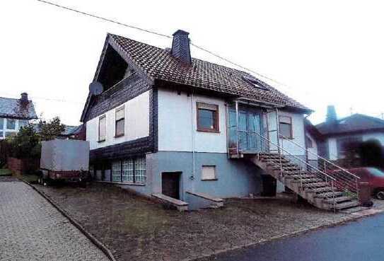 Zur Zwangsversteigerung steht dieses Einfamilienwohnhaus aus dem Jahre 1977 in der Hunsrückgemeinde