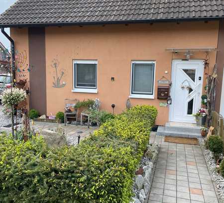 Geräumige Doppelhaushälfte mit 2 Stellplätzen und schönen Garten in Wackersdorf/Meldau