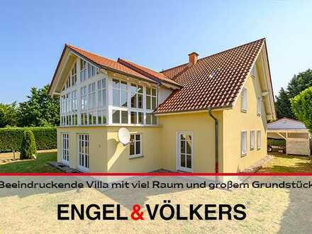 Familiensitz der Extraklasse: Beeindruckende Villa mit viel Raum und großem Grundstück!