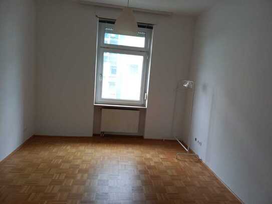 Erstbezug nach Renovierung mit Balkon und Einbauküche: Exklusive 3-Raum-Wohnung in Frankfurt am Main