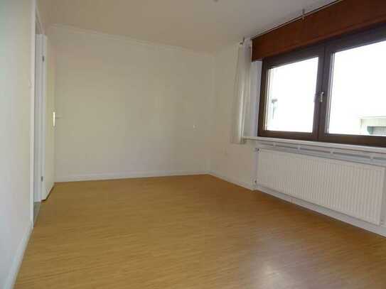 Sehr zentral gelegene 2-Zimmer-EG-Wohnung mit großem Balkon und EBK in Bad Vilbel