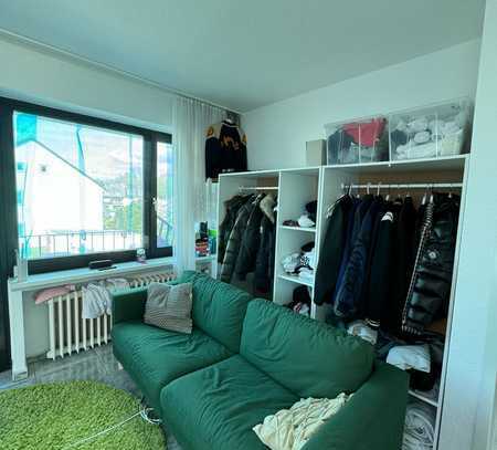 Großes WG-Zimmer mit Balkon in 3er WG zu vermieten