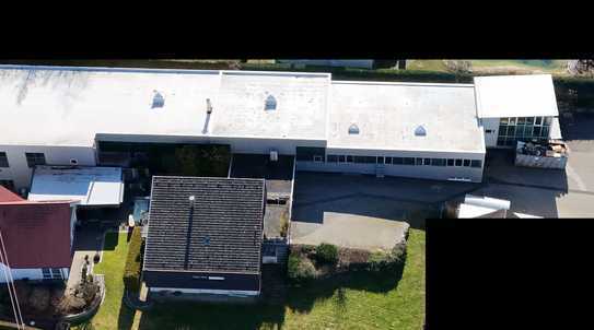 Modernes Produktions- und Bürogebäude (Industriehalle) + zwei Wohnhäuser