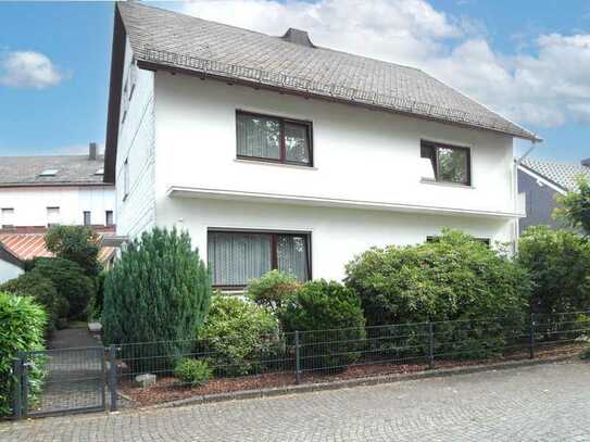 Erwecken Sie Ihr Traumhaus zum Leben 🏡 Zweifamilienhaus in zentraler Lage mit großem Potenzial