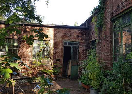 Remise zur individuellen Gestaltung im romantischen Hinterhof