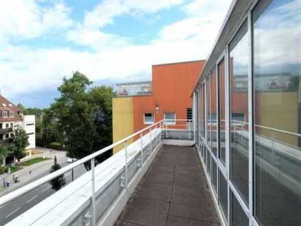 Großzügiges Büro mit Terrasse und viel Glas