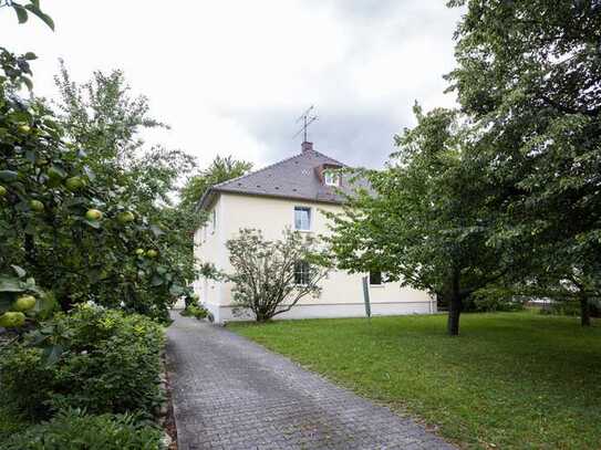 „IDYLLISCHES MEHRFAMILIENHAUS mit großem GARTEN und alten OBSTBÄUMEN“