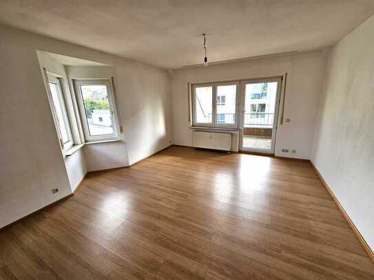 Gemütliche und helle 3-Zimmer-DG-Wohnung mit Balkon, Einbauküche und Einzelgarage Nähe Innenstadt