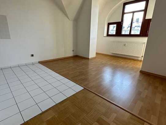 4. OG mit Aufzug - jetzt mit EBK + 40,- € - Parkett -!