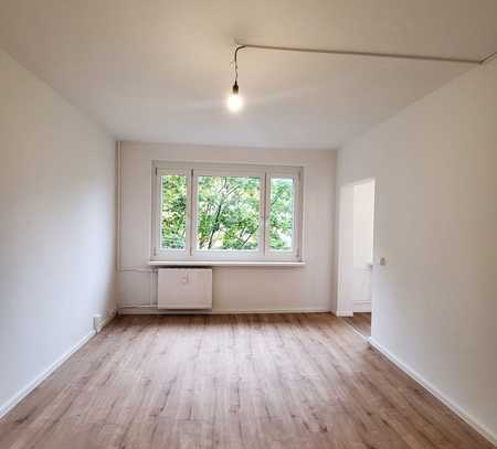*Singles aufgepasst * 2-Zimmerwohnung + frisch saniert + halboffene Küche + Einbauküche als Option!