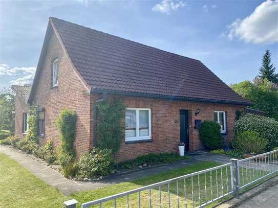 . . . DG-Wohnung im Zweifamilienhaus . . .