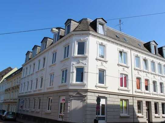 FLENSBURG - NÄHE HAFEN UND ZENTRUM, STILVOLLE 4 ZIMMER ALTBAUWOHNUNG IN EINEM KLASSIZISTISCHEN MFH.