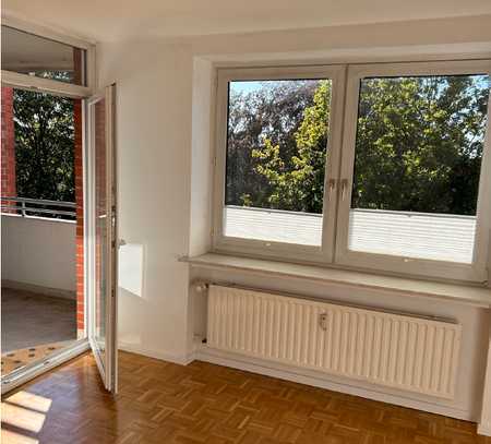 Wohnung mit zwei Zimmern sowie Balkon, Tiefgarage und neue Einbau-Küche in Wedel