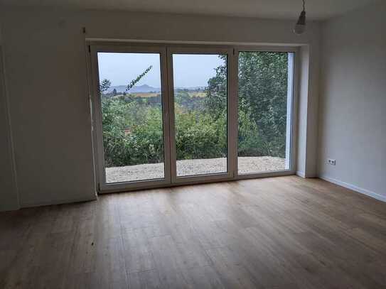 Erstbezug: Helle 2,5-Zimmer-Souterrainwohnung mit Weitblick und schöner Südterrasse mit Gartenzugang