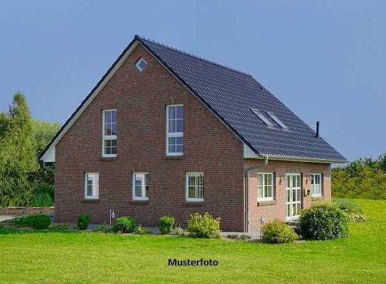 Freistehendes Einfamilienhaus, Garage, Garten