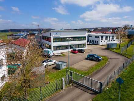 Gewerbehallen (EG+UG) mit großer Büroeinheit und Penthouse-Wohnung.