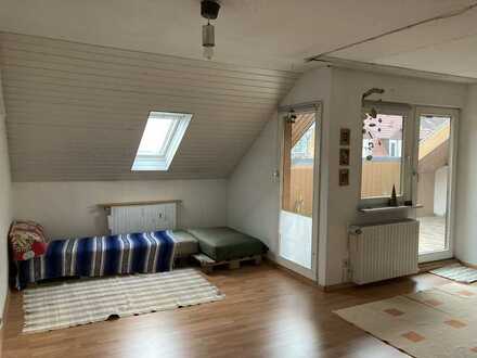 Zimmer auf eigener Etage mit großem Balkon, eigenem Bad und Wohnzimmer (WG mit Kind!)