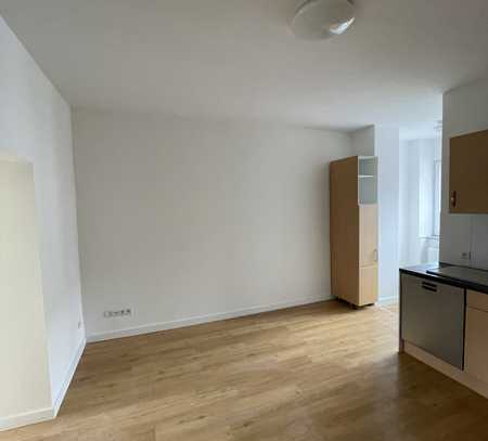 Modernisierte Wohnung mit zwei Zimmern und Einbauküche in Krefeld
