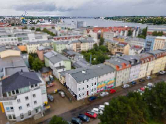 RESERVIERT! Mehrfamilienhaus + Hofgebäude in der Rostocker KTV