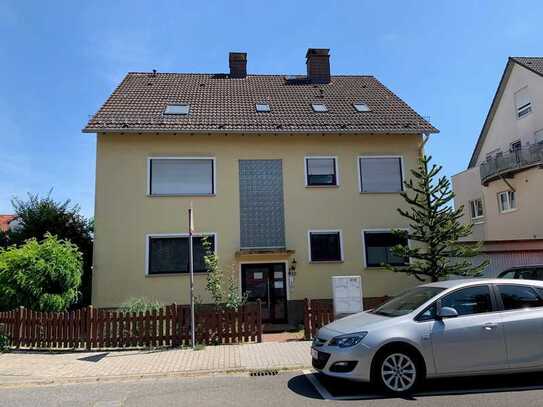 Helle 3 Zimmer Dachgeschosswohnung mit Balkon