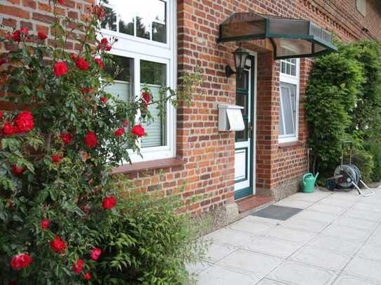 Schöne 2-Zimmerwohnung in einem Bauernhaus mit Sonnenterrasse und zwei Stellplätzen vor dem Haus