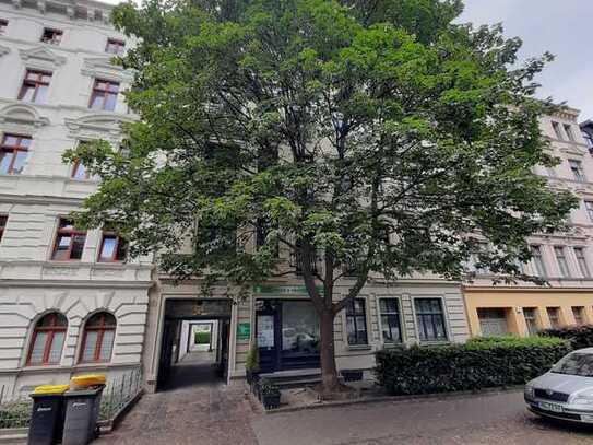 Mehrfamilienhaus mit Vorder- und Hinterhaus sowie Parkplätzen in Magdeburg-Stadtfeld Ost zu verkauf