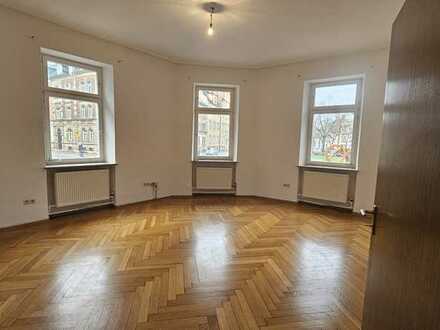 Gepflegte Hochparterre-Wohnung mit sechs Zimmern und Einbauküche in Bamberg