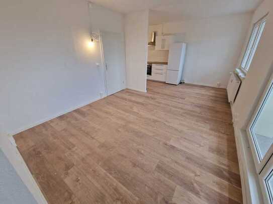 Kernsanierte 7-Raumwohnung mit hochwertigem Laminat + zwei Bäder + gr. Balkon + EBK-Option!!!