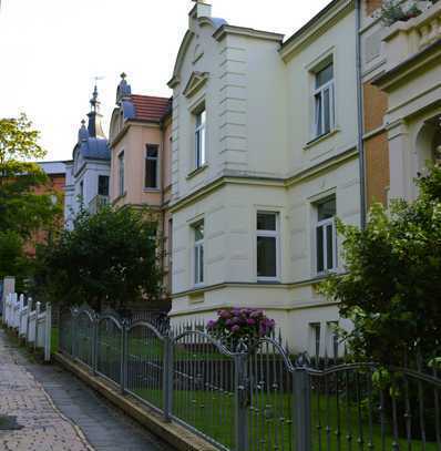 Repräsentative 4 Zimmer renovierte Altbauwohnung in Gründerzeit Wohnhaus am Schlosspark