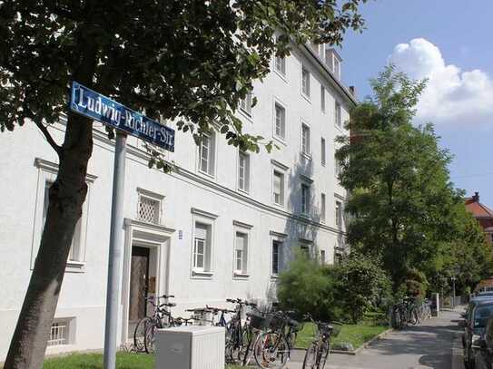 Klassische 2,5 Zimmer-Mansardenwohnung mit Wohnküche im denkmalgeschütztem Altbau in Laim