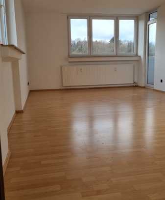 Helle 3 -Zimmer Wohnung, Aufzug, EBK, Balkon mit herrlichem Ausblick in die Natur!