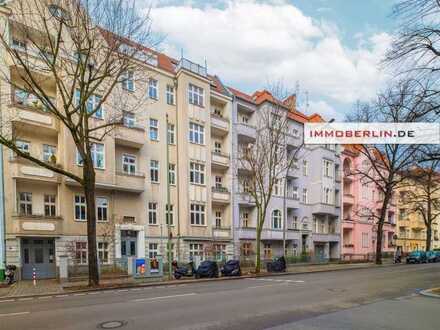 IMMOBERLIN.DE - Schöne Stuck-Altbauwohnung mit Südbalkon in gefragter Lage
