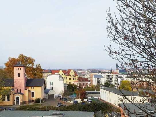 Ganz oben in der südlichen Innenstadt. Individuelle 2-Raum-Dachgeschoss- Wohnung...