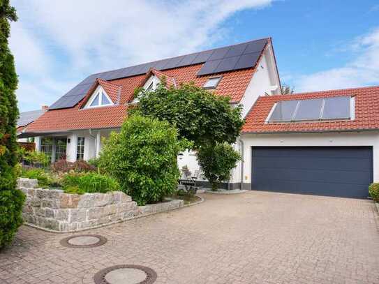 Modernes Einfamilienhaus mit gepflegtem Garten und Teich