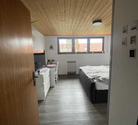 Gepflegte 2,5-Zimmer-Dachgeschosswohnung mit Balkon und Einbauküche in Altdorf