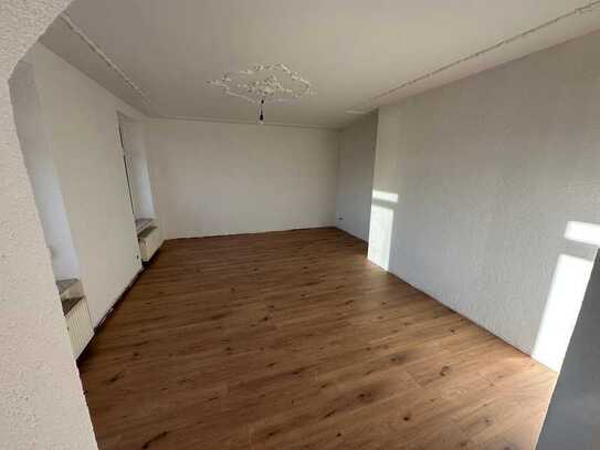 Erstbezug nach Renovierung. Schöne 3-Zimmer-Wohnung mit 89 m², 2 Tageslichtbädern & Stuckdecke