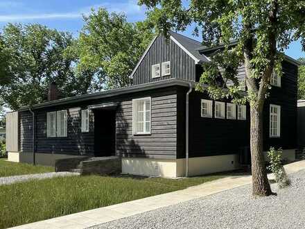 Schönes denkmalgeschütztes Holzhaus mit moderner Box auf 2 Etagen